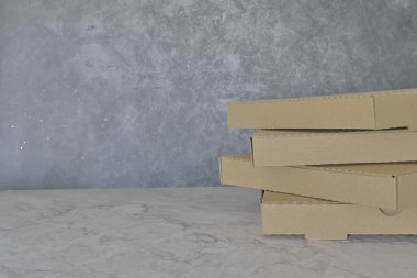 Gri arka planda karton kutular ve karton yığını