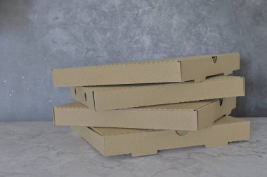 Pizza kutusu. Arkaplanda karton kutular.
