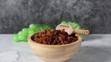 Tabaktaki taze kuru üzümleri kapatın.