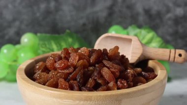 Tahta masada bir kase kuru üzüm. yüksek kaliteli fotoğraf