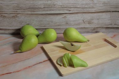 Tahta üzerinde taze kırmızı armut olan tahta.