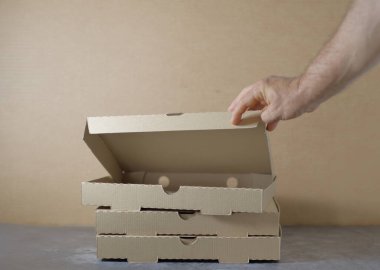 Teslimat. Karton kutulu adam. Beyaz gömlekli adam.