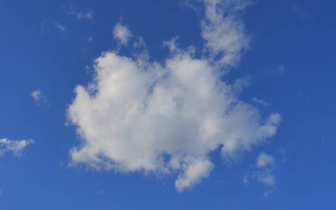 Bulutlu mavi gökyüzü