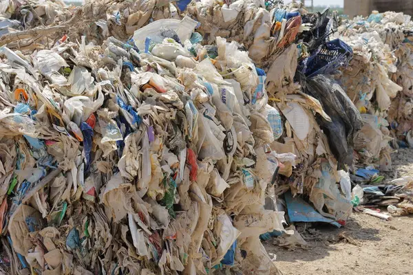 Geri dönüşüm atığı, çöp ve ekoloji kavramı - geri dönüşüm merkezinde çöp, ekoloji, çevre koruma, geri dönüşüm, plastik kirliliği