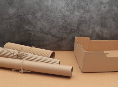 Kahverengi arkaplanda karton kutu