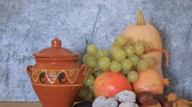 Taze meyve ve sebzeler masada.