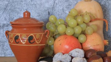 Balkabakları ve elmalarla dolu bir çömlek hayatı