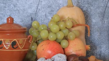 taze ve sağlıklı meyve ve sebzeler masada.