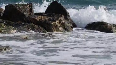 Sahildeki deniz dalgaları