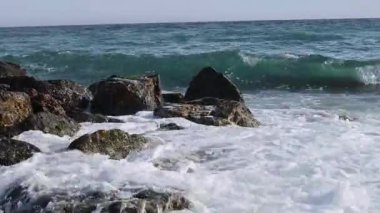 Dalgalar kayalara çarpıyor