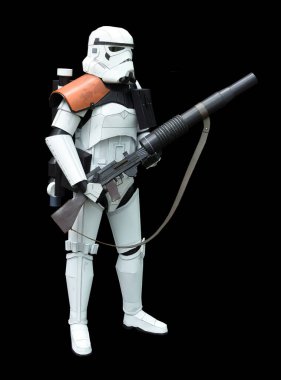 Yıldız Savaşları 'ndan Sandtrooper kağıt modeli (yan görünüm, siyah arkaplan)