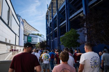Ziyaretçiler, tarihi futbol kulüplerinden biri olan Levante UD 'nin vatanı Estadi Ciutat de valencia' da güneşli bir koridorda yürüyorlar. Tutkulu hayran kitlesinin ruhunu ve kimliğini yakalamak. Bu...