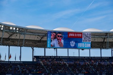Ziyaretçiler, tarihi futbol kulüplerinden biri olan Levante UD 'nin vatanı Estadi Ciutat de valencia' da güneşli bir koridorda yürüyorlar. Tutkulu hayran kitlesinin ruhunu ve kimliğini yakalamak. Bu...