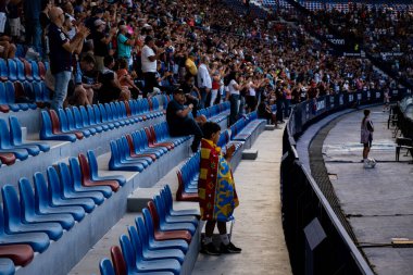 Ziyaretçiler, tarihi futbol kulüplerinden biri olan Levante UD 'nin vatanı Estadi Ciutat de valencia' da güneşli bir koridorda yürüyorlar. Tutkulu hayran kitlesinin ruhunu ve kimliğini yakalamak. Bu...