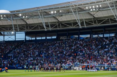 Ziyaretçiler, tarihi futbol kulüplerinden biri olan Levante UD 'nin vatanı Estadi Ciutat de valencia' da güneşli bir koridorda yürüyorlar. Tutkulu hayran kitlesinin ruhunu ve kimliğini yakalamak. Bu...