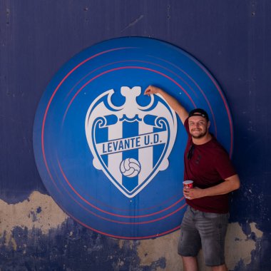 Ziyaretçiler, tarihi futbol kulüplerinden biri olan Levante UD 'nin vatanı Estadi Ciutat de valencia' da güneşli bir koridorda yürüyorlar. Tutkulu hayran kitlesinin ruhunu ve kimliğini yakalamak. Bu...