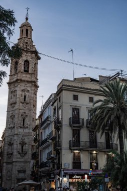 Büyüleyici tarihi binalar Valencia Eski Kasabası 'nın dar sokakları boyunca uzanır. Süslü balkonları, sıcak tonlu cepheleri ve asırlık taş işçiliğiyle geleneksel İspanyol mimarisini sergiler. Bu...