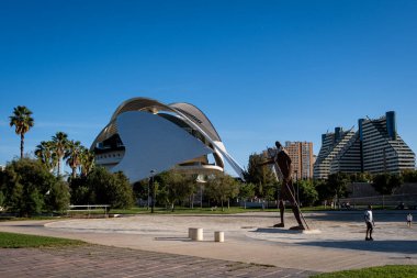 Valencia, İspanya 'daki Ciudad de las Artes y las Ciencias' ın fevkalade manzarası fütüristik mimarisini ve çarpıcı yansımalarını sergiliyor. Santiago Calatrava ve Candela tarafından tasarlandı.