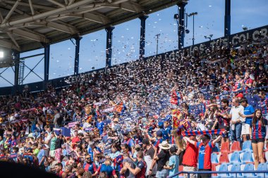 Ziyaretçiler, tarihi futbol kulüplerinden biri olan Levante UD 'nin vatanı Estadi Ciutat de valencia' da güneşli bir koridorda yürüyorlar. Tutkulu hayran kitlesinin ruhunu ve kimliğini yakalamak. Bu...