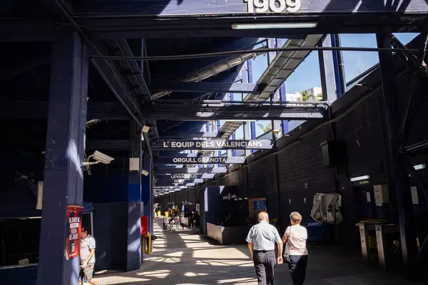 Ziyaretçiler, tarihi futbol kulüplerinden biri olan Levante UD 'nin vatanı Estadi Ciutat de valencia' da güneşli bir koridorda yürüyorlar. Tutkulu hayran kitlesinin ruhunu ve kimliğini yakalamak. Bu...