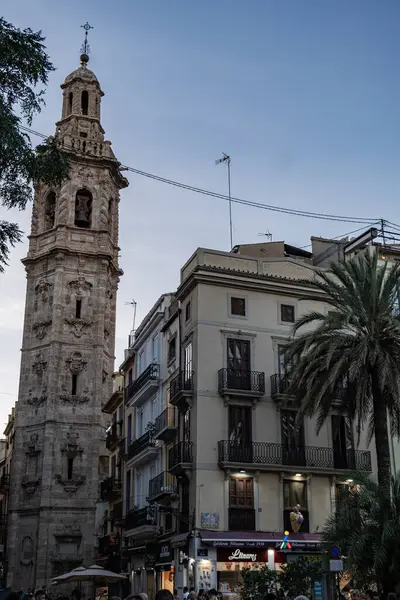 Büyüleyici tarihi binalar Valencia Eski Kasabası 'nın dar sokakları boyunca uzanır. Süslü balkonları, sıcak tonlu cepheleri ve asırlık taş işçiliğiyle geleneksel İspanyol mimarisini sergiler. Bu...