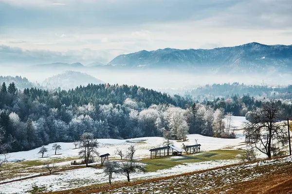 Vista Espetacular Campo Inverno Com Montanhas Fundo — Fotografia de Stock