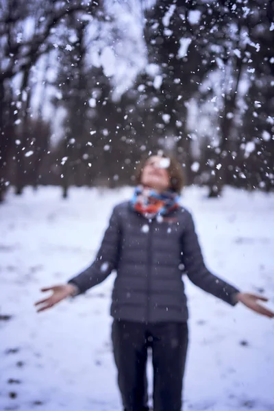 woman play with snow in forest