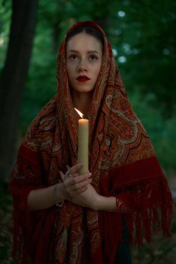    Mumlu kadın ormanda dua ediyor. 