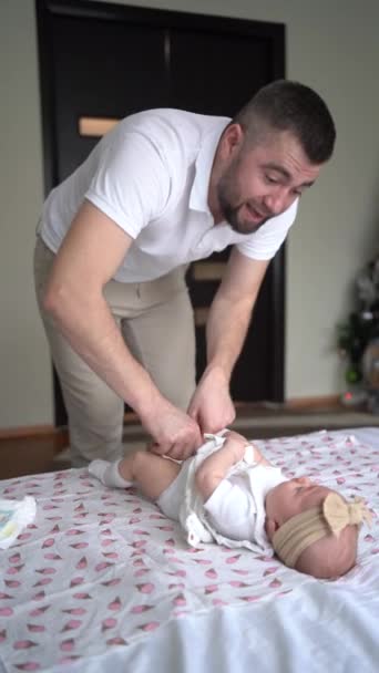 Vater Wechselt Windel Für Sein Baby — Stockvideo