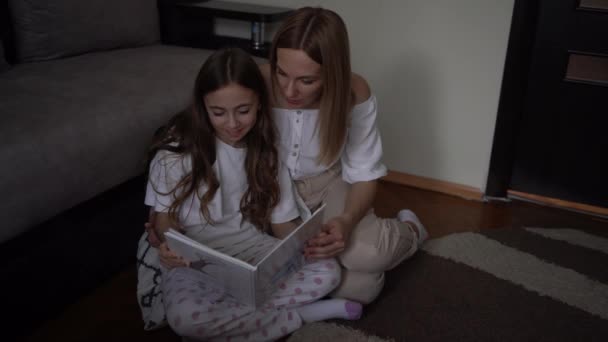 Matka Czytała Książkę Córką — Wideo stockowe