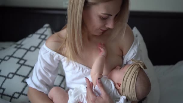 Mama Caucaziană Își Hrănește Copilul — Videoclip de stoc