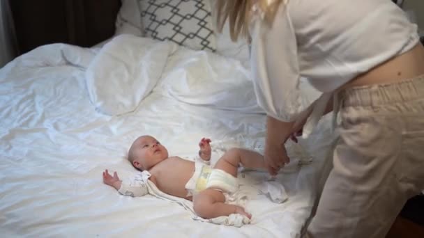 Quatro Meses Idade Bebê Deitado Cama — Vídeo de Stock