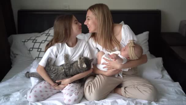 Plas Mãe Com Uma Filha Gato — Vídeo de Stock