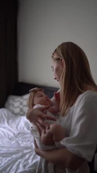 母親は自分の子供の世話をする — ストック動画