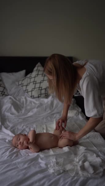 Madre Cambiar Pañal Para Hijo — Vídeos de Stock