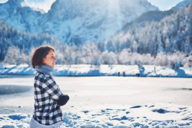 Kışın dağ gölü manzarası