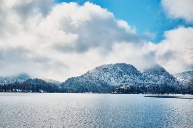 Kanlı göl, adanın manzarası ve kilise.