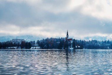 Kışın dağlarla çevrili göl kanadı.