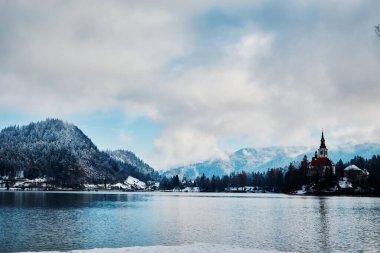 Kanlı göl, adanın manzarası ve kilise.