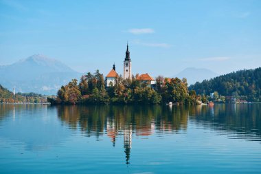 Göl bir kiliseyle birlikte ada manzarası kanadı.