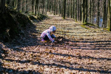 Bahar ormanındaki kız
