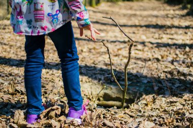 Bahar ormanındaki kız