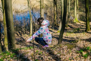 Bahar ormanındaki kız