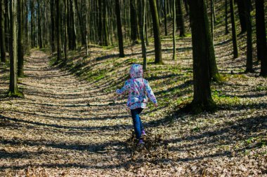 Bahar ormanındaki kız