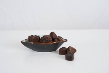  Keçiboynuzundan ev yapımı çikolata.                         