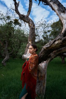         Ölü ağaçlı bir atkı takmış Slav kız.                       