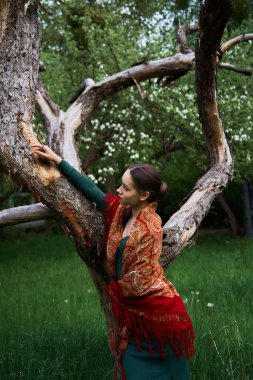         Ölü ağaçlı bir atkı takmış Slav kız.                       