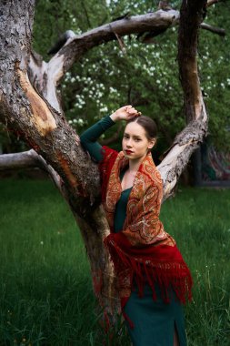         Ölü ağaçlı bir atkı takmış Slav kız.                       