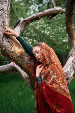         Ölü ağaçlı bir atkı takmış Slav kız.                       