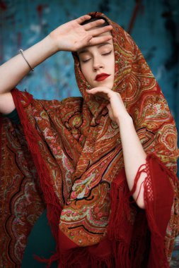                            Mavi arka planda eşarplı Slav kız    